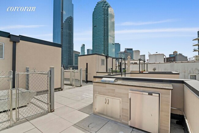 Foto del edificio - 21-28-28 45th Rd