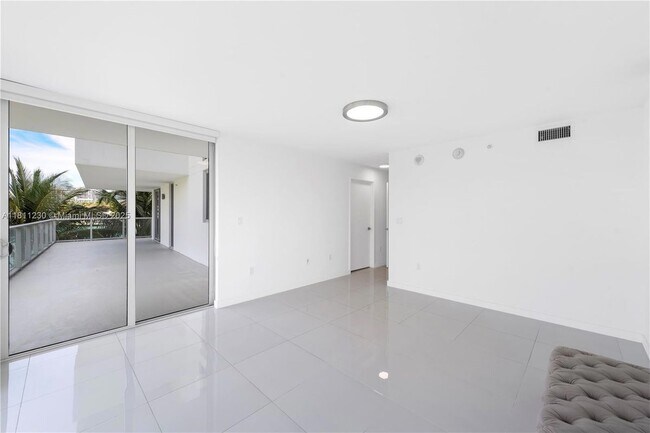 Foto del edificio - 9901 E Bay Harbor Dr