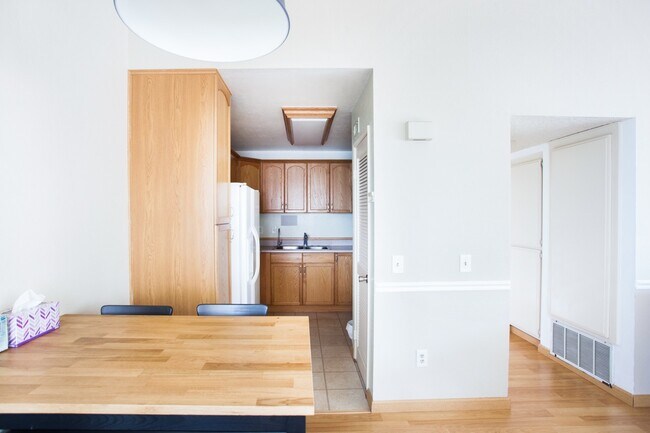 Building Photo - Furnished Condo in Desirable Community in ...