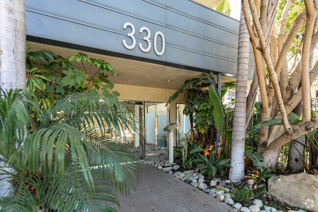 Entrada - 330 S Barrington Ave