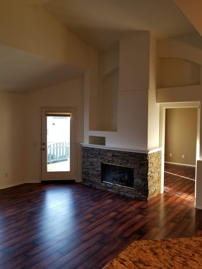 Hermosos techos abovedados estilo catedral en todas partes - 16939 Robins Nest Way