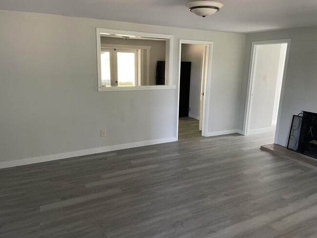 Building Photo - Nice 3-bed, 1 -bath single family house in...