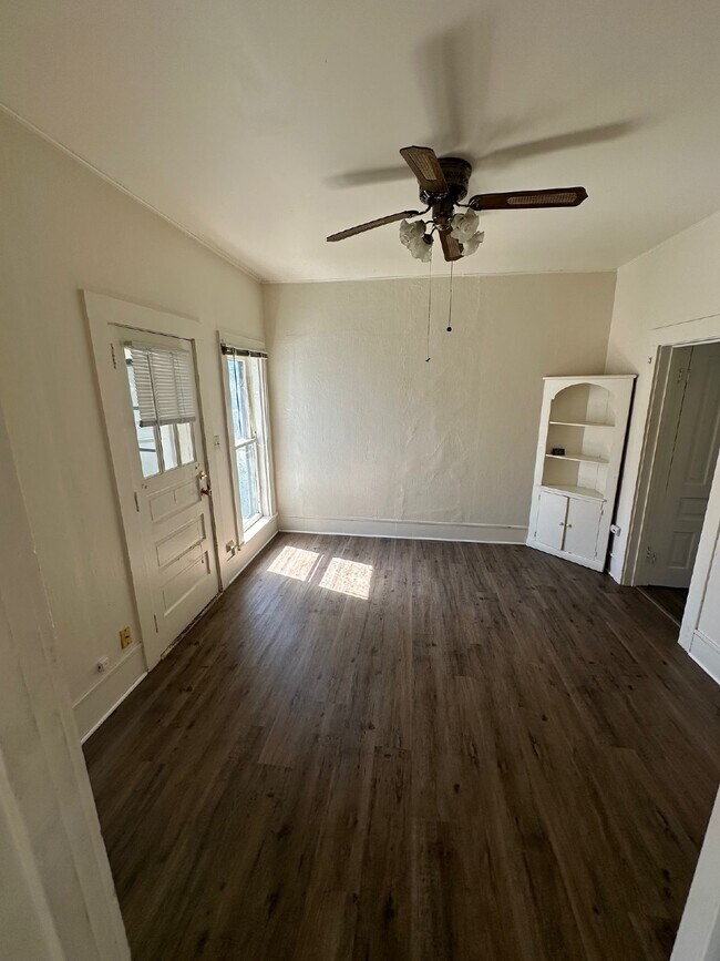Building Photo - 2 Bedroom, 1 Bathroom Apartment Downtown E...