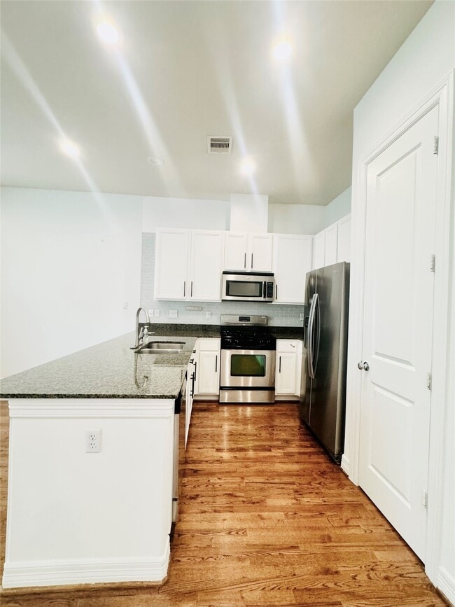 Building Photo - 3846 Center St