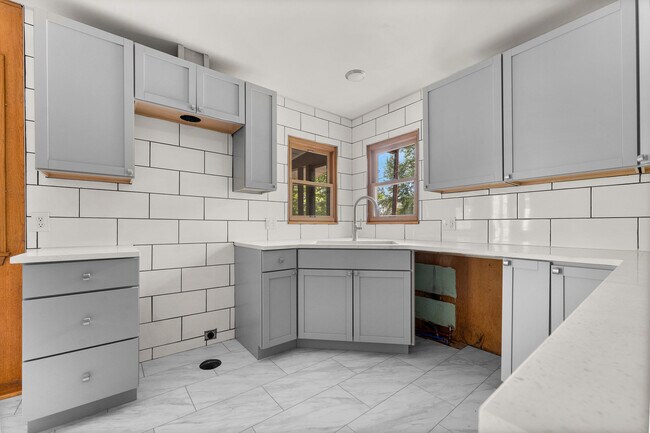 Building Photo - 2168 S Oak Grove Ave