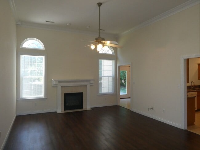 Building Photo - 4 Bedroom 3 Bath Home