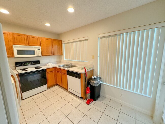 Foto del edificio - Lovely 3 Bedroom 2 Bathroom Condo in a Gol...