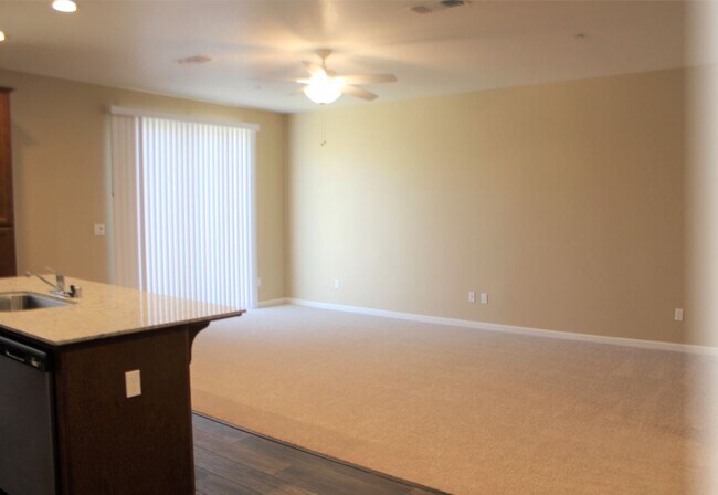 Building Photo - 717 Suzanne Dr