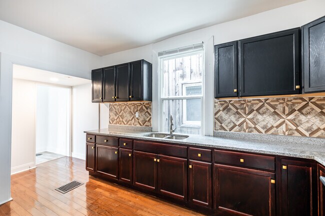 Foto del edificio - 4806 Oak St