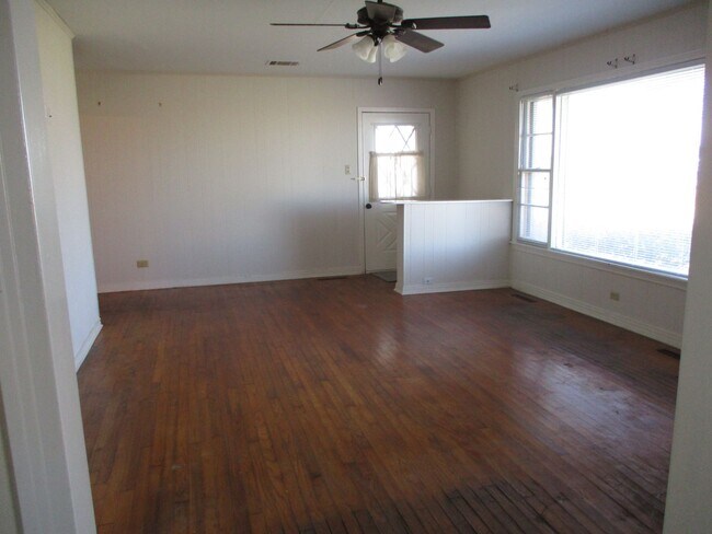 Building Photo - $1800 - 3/2 Country Home Close to Downtown...