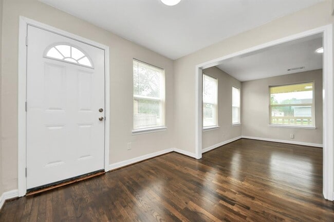 Building Photo - 608 Thomas Ave