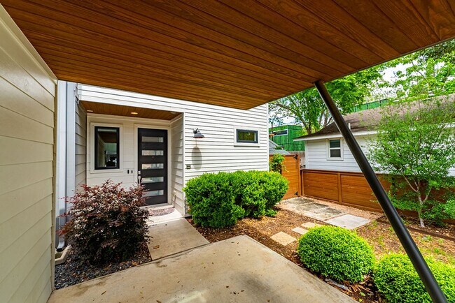 Building Photo - Modern Luxury in the Heart of Austin!