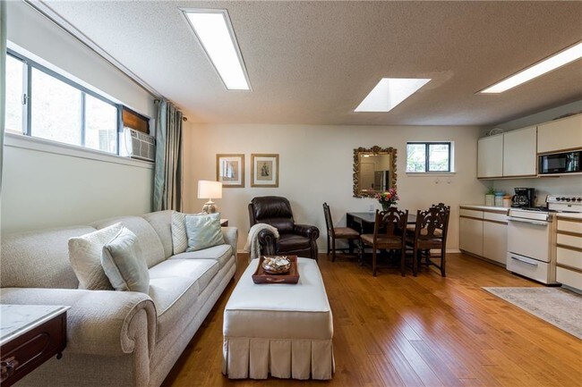 Foto del edificio - 1607 Woodlawn Blvd