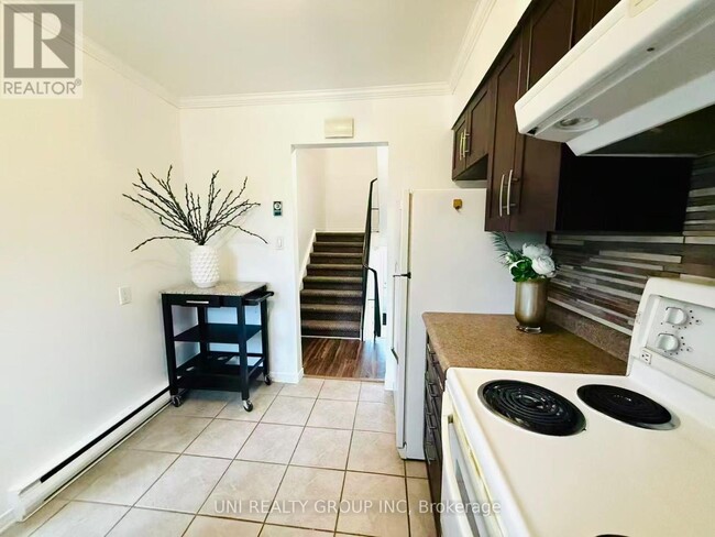 Building Photo - 2064 Eric Crescent