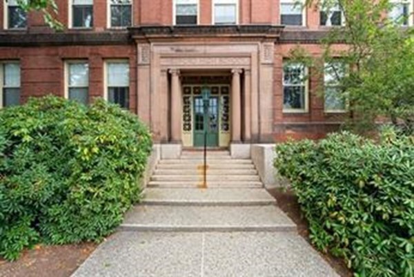 Entrada principal - 64 Forest St