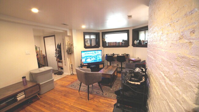 Foto del edificio - 633 W Fullerton Pkwy