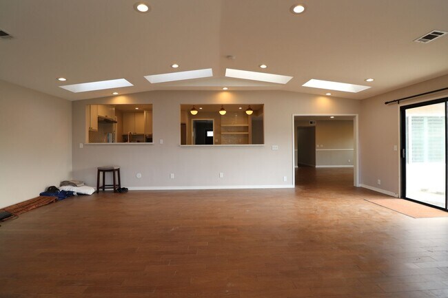 Building Photo - 565 Clubhouse Dr