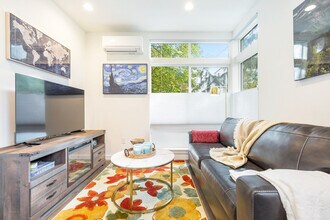 Building Photo - 9413 Roosevelt Way NE