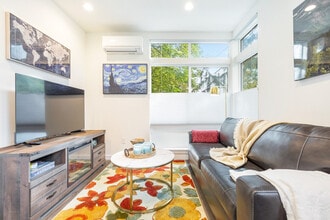 Building Photo - 9413 Roosevelt Way NE