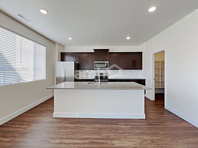 Building Photo - 933 N Barkvine Ave