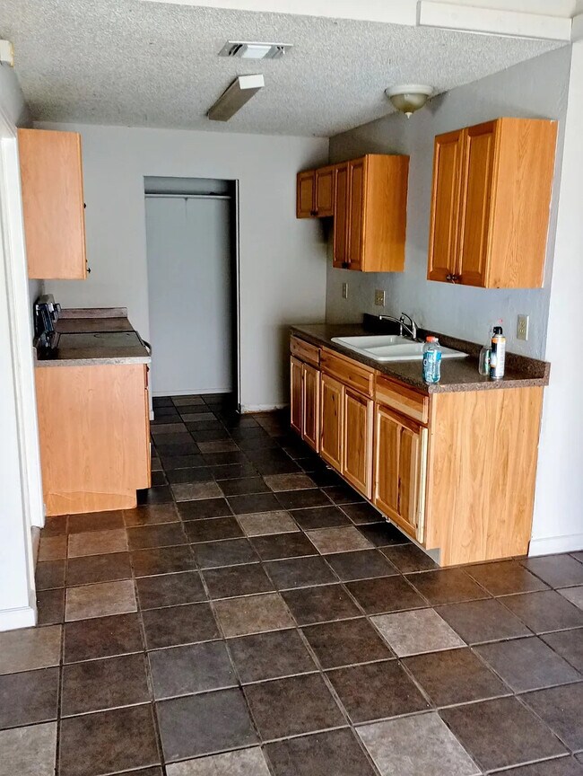 Foto del edificio - Room in Single Family Home on Hardesty
