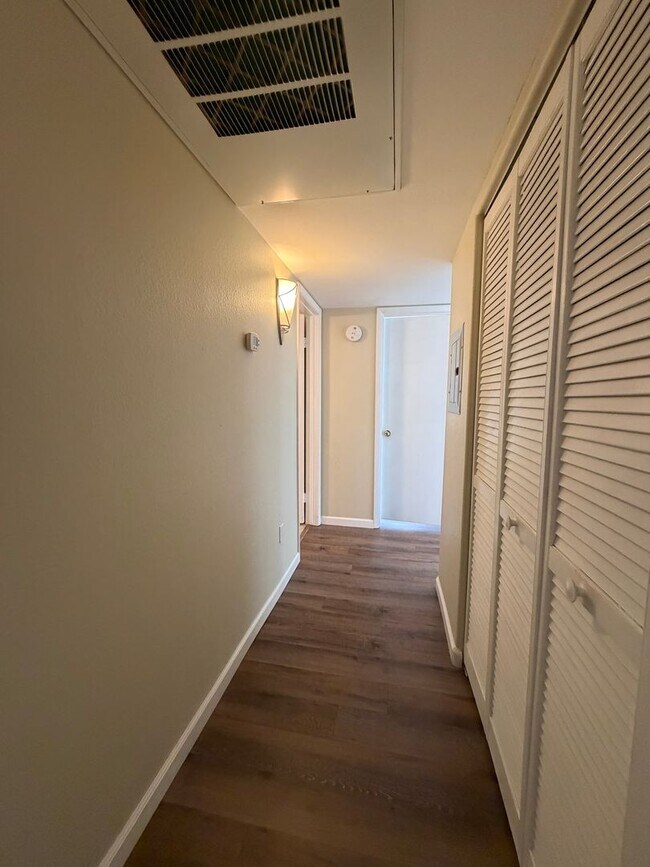 Building Photo - Charming 2 bedroom 2 bathroom condo