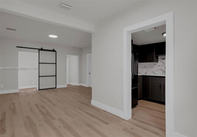 Foto del edificio - 345 NW 44th St