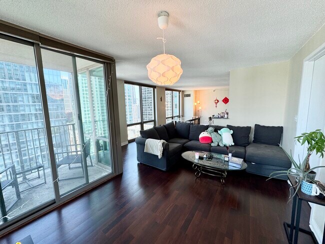 Sala de estar - 2 E Erie St