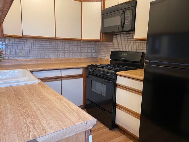 Building Photo - 2670 Woodview Ct