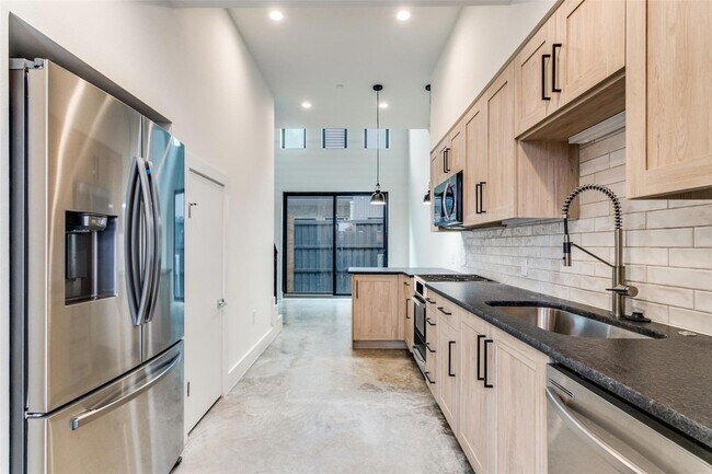 Foto del edificio - 2702 N Carroll Ave