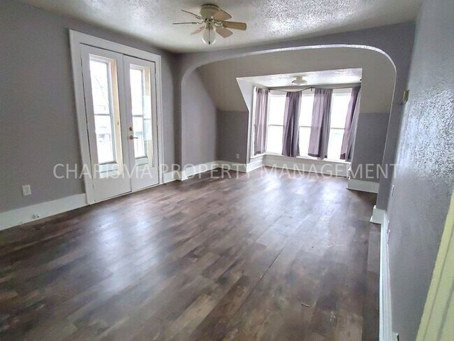 Building Photo - 425 S Prairie Ave