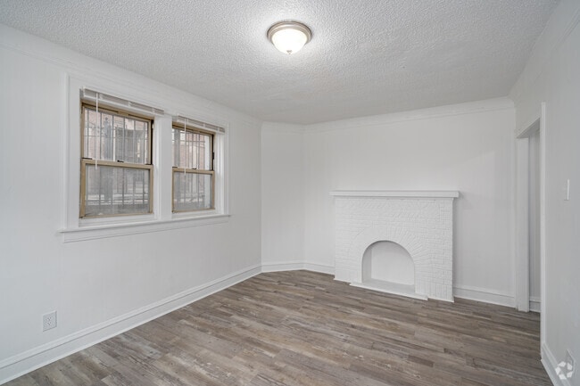 1BR, 1BA - 575SF - Living Room/ Dining Room - 7609 S Coles Ave