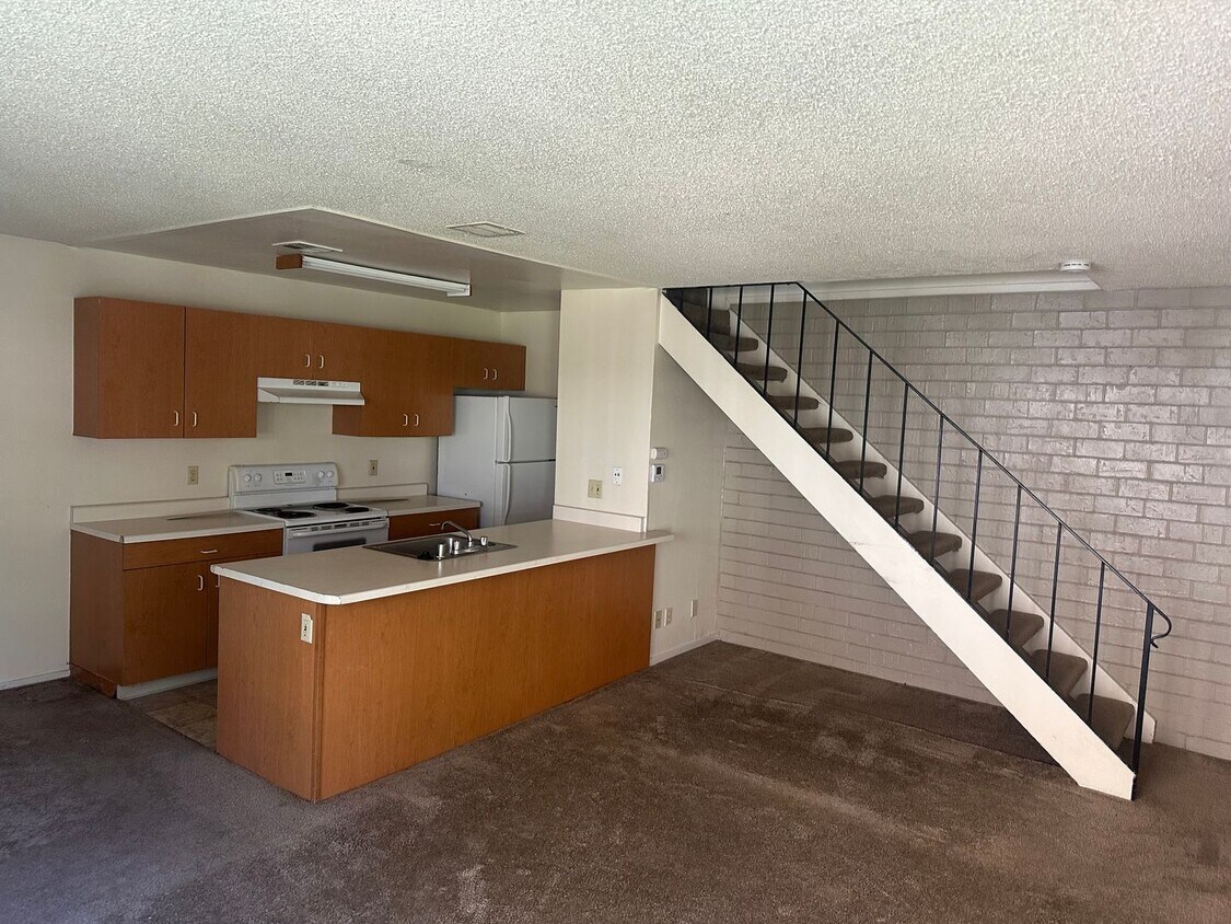 Foto principal - 2121 Chrysler Dr