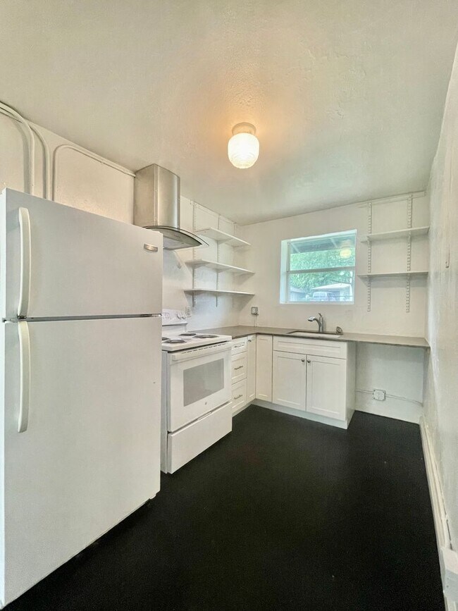 Building Photo - Charming Retreat - 2 Minute Walk to the Ri...
