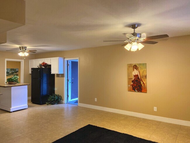 Foto del edificio - OPEN HOUSE ON coming $1695 3BR 2BA REMODELED HOUSE-TILE, GRANITE, ISLAND, REMODELED