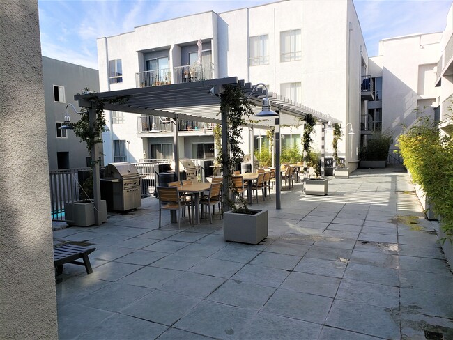 BBQ & sundeck courtyard - Sunset West Apartments