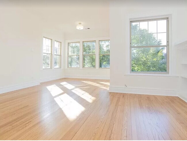 Building Photo - 6513 N Bosworth Ave