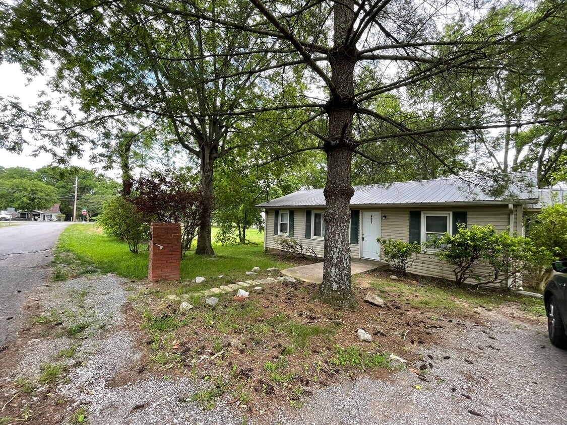 Foto principal - 3 Bedroom/1 Bath home with large yard