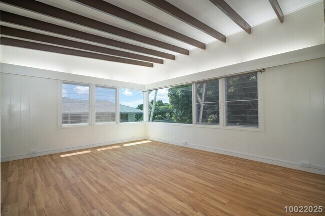 Foto del edificio - Partially Renovated Upstairs 3 BD 1 BA home in Aiea ($300 off the first month’s rent if moved in ...