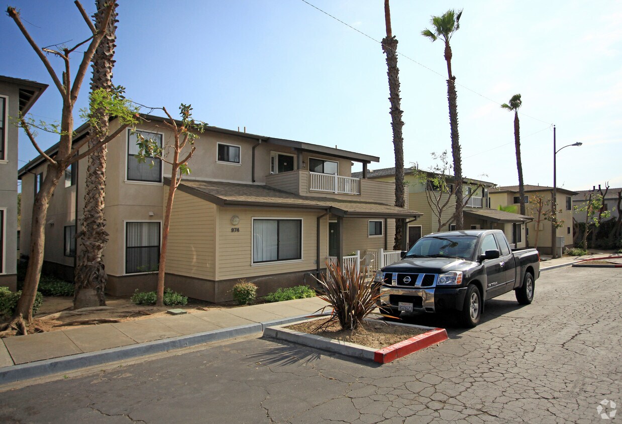 Las Brisas Apartments in Signal Hill, CA