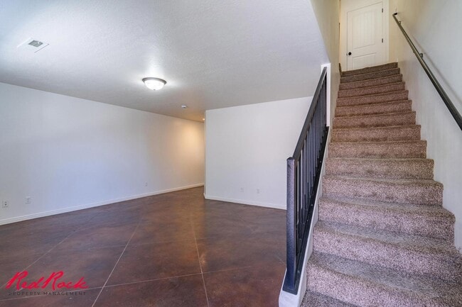 Building Photo - DOG-FRIENDLY 3 Bedroom Townhome with INTERNET INCLUDED!