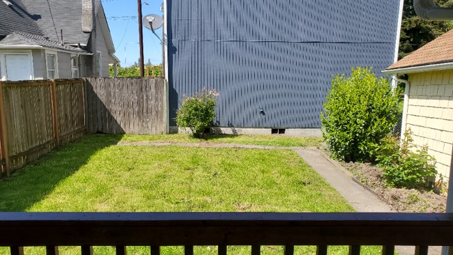 Building Photo - 551 S Sullivan St