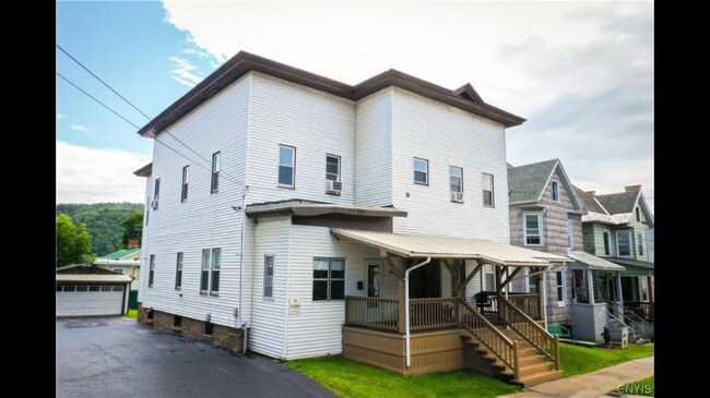 Building Photo - 621 Albany St