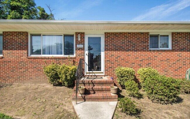 Building Photo - 202 Cedar Dr