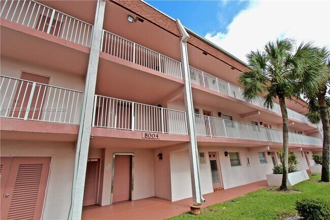 Foto del edificio - 8004 Lagos De Campo Blvd