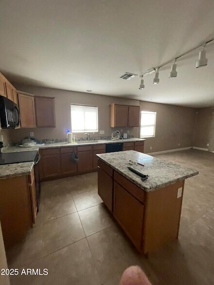 Foto del edificio - 7311 W Midway Ave