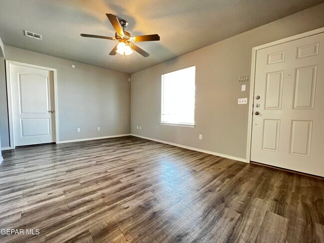 Building Photo - 913 Galaxia Dr