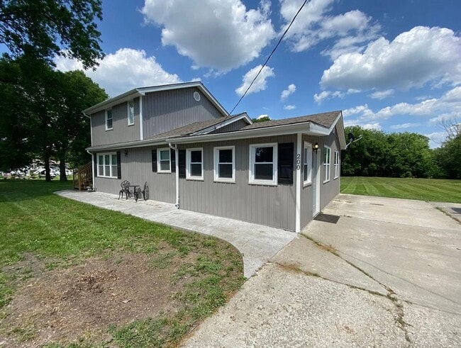 Building Photo - Cozy 4 Bedroom Single-Family