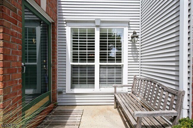 Foto del edificio - 8 Hopkinson Ct