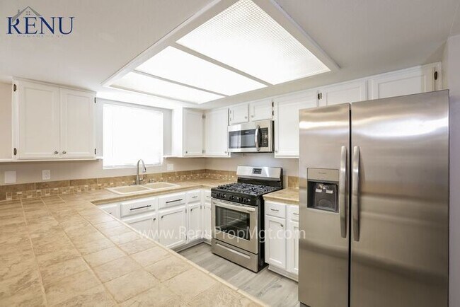 Foto del edificio - Available Now!